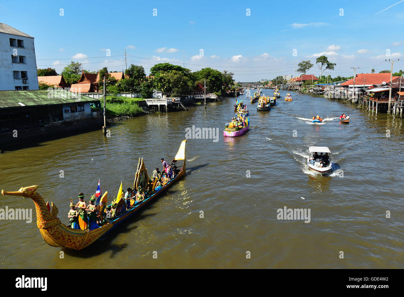 Nonthaburi. 16 juillet, 2016. Canal bateaux assister à une parade marquant la Asalha Bucha Day à Bang Kruai de la province de Nonthaburi, dans le centre de la Thaïlande, le 16 juillet 2016. Asalha Bucha Day est une fête bouddhiste important observé sur un jour de pleine lune du huitième mois dans le calendrier thaïlandais pour marquer le premier sermon donné par le Bouddhisme Sakyamuni fondateur après son illumination. Mangmang Crédit : Li/Xinhua/Alamy Live News Banque D'Images