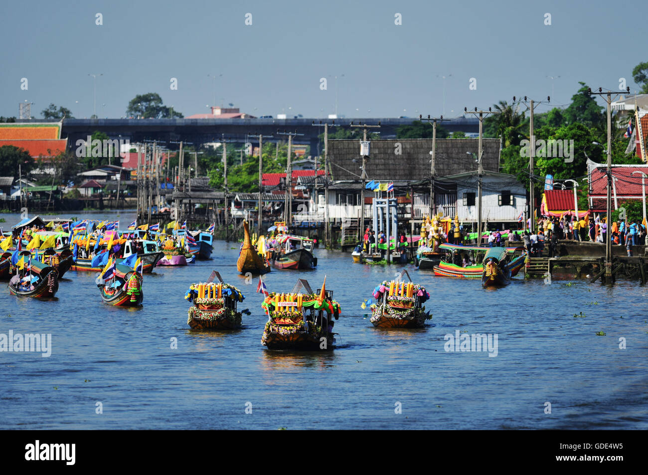 Nonthaburi. 16 juillet, 2016. Canal bateaux assister à une parade marquant la Asalha Bucha Day à Bang Kruai de la province de Nonthaburi, dans le centre de la Thaïlande, le 16 juillet 2016. Asalha Bucha Day est une fête bouddhiste important observé sur un jour de pleine lune du huitième mois dans le calendrier thaïlandais pour marquer le premier sermon donné par le Bouddhisme Sakyamuni fondateur après son illumination. Mangmang Crédit : Li/Xinhua/Alamy Live News Banque D'Images