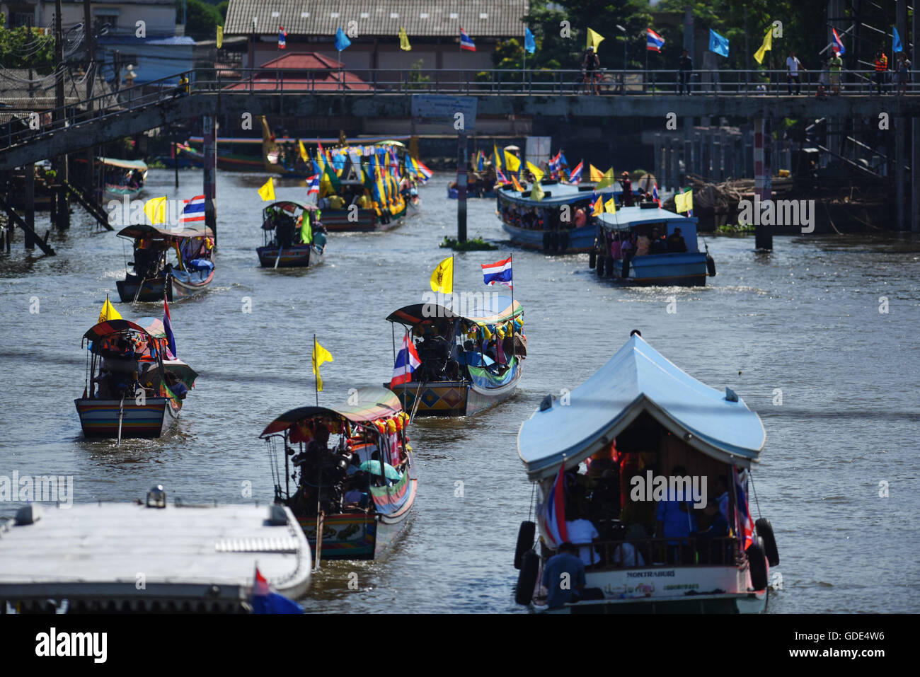 Nonthaburi. 16 juillet, 2016. Canal bateaux assister à une parade marquant la Asalha Bucha Day à Bang Kruai de la province de Nonthaburi, dans le centre de la Thaïlande, le 16 juillet 2016. Asalha Bucha Day est une fête bouddhiste important observé sur un jour de pleine lune du huitième mois dans le calendrier thaïlandais pour marquer le premier sermon donné par le Bouddhisme Sakyamuni fondateur après son illumination. Mangmang Crédit : Li/Xinhua/Alamy Live News Banque D'Images