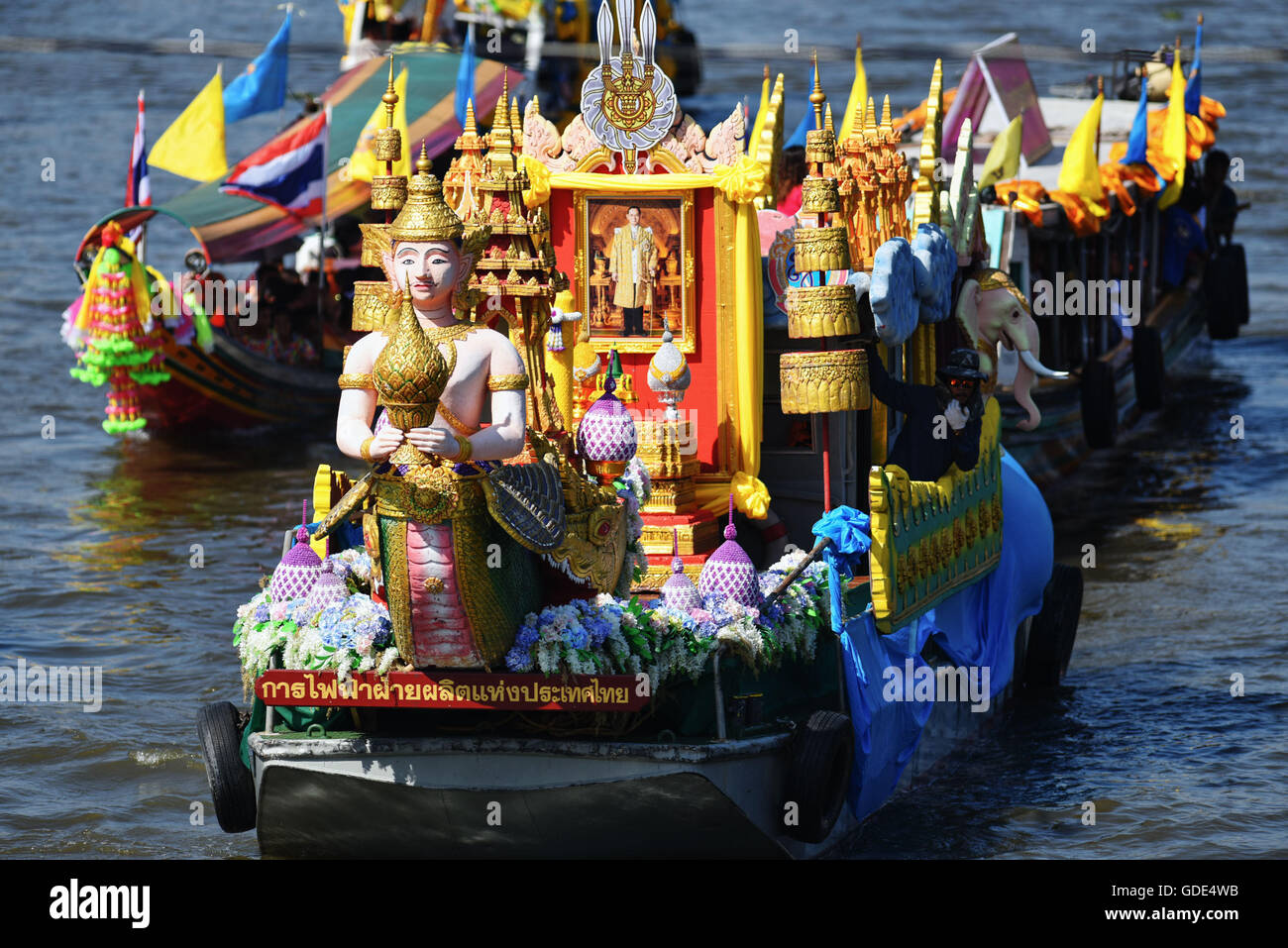 Nonthaburi. 16 juillet, 2016. Canal bateaux assister à une parade marquant la Asalha Bucha Day à Bang Kruai de la province de Nonthaburi, dans le centre de la Thaïlande, le 16 juillet 2016. Asalha Bucha Day est une fête bouddhiste important observé sur un jour de pleine lune du huitième mois dans le calendrier thaïlandais pour marquer le premier sermon donné par le Bouddhisme Sakyamuni fondateur après son illumination. Mangmang Crédit : Li/Xinhua/Alamy Live News Banque D'Images