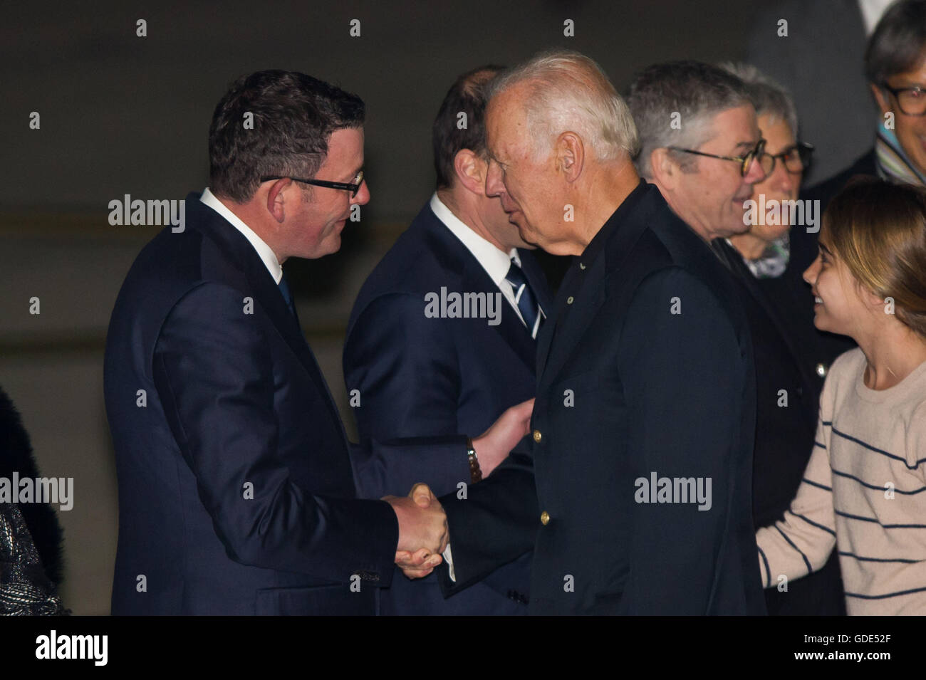 Melbourne, Australie. 16 juillet, 2016. Le Vice-président américain Joe Biden (R, avant), serre la main avec Daniel Andrews (L, avant), premier ministre de l'état de Victoria en Australie, comme il arrive à Melbourne, Australie, le 16 juillet 2016. Credit : Bai Xue/Xinhua/Alamy Live News Banque D'Images