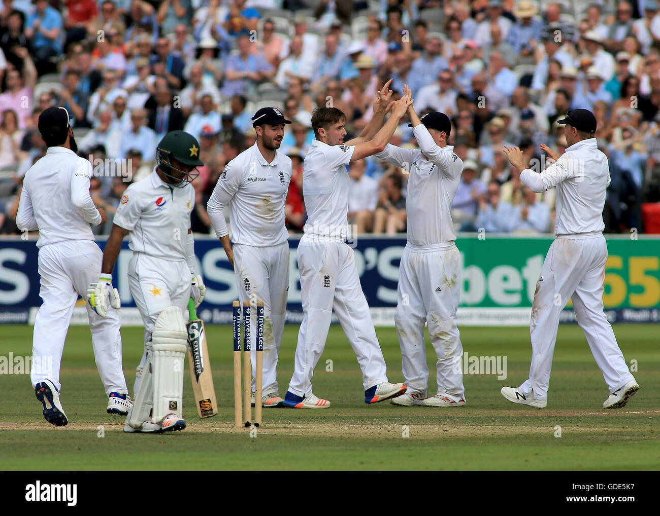 16.07.2016. Lord's, Londres, Angleterre. Le premier test-match de cricket Investec. L'Angleterre et le Pakistan. England's fast bowler Chris Woakes célèbre en tenant le wicket de Pakistan's Asad Shafiq avec Vince James, Gary Ballance et Joe Root Banque D'Images