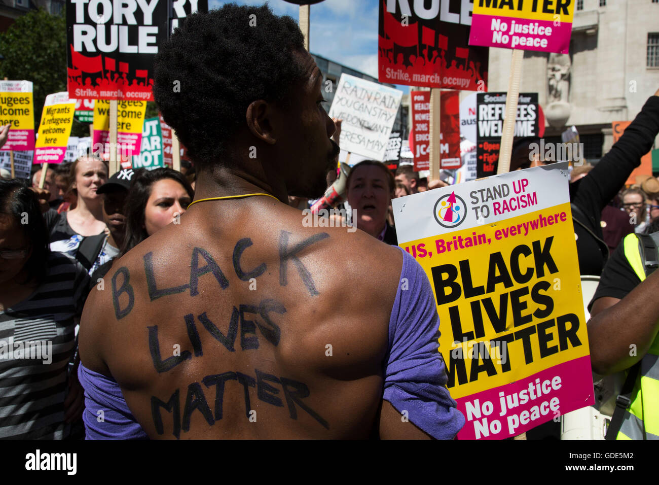 Londres, Royaume-Uni. 16 juillet, 2016. Black vit Question à l'Assemblée des peuples partisans démonstration : Pas plus d'austérité - Non au racisme - conservateurs doivent aller, le samedi 16 juillet, à Londres, Royaume-Uni. Des dizaines de milliers de personnes se sont réunies pour protester dans une manifestation dans la capitale pour protester contre le parti conservateur. Près de 150 conseillers municipaux de partout au pays ont signé une lettre critiquant le gouvernement pour la réduction du financement et et se joindra à ceux qui défilaient à Londres. Crédit : Michael Kemp/Alamy Live News Banque D'Images