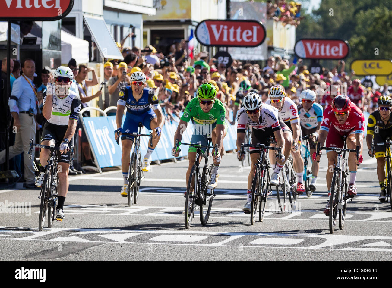 Villar-les-Dombes, France. 16 juillet, 2016. L'équipe de Mark Cavendish (Dimension Data) remporte l'étape 14 contre des rivaux de sprint Peter Sagan (Tinkoff), John Degenkolb (Équipe) Giant-Aplecin, Alexander Kristoff (Team Katusha) et Marcel Kittel (Etixx-Quickstep) Crédit : John Kavouris/Alamy Live News Banque D'Images