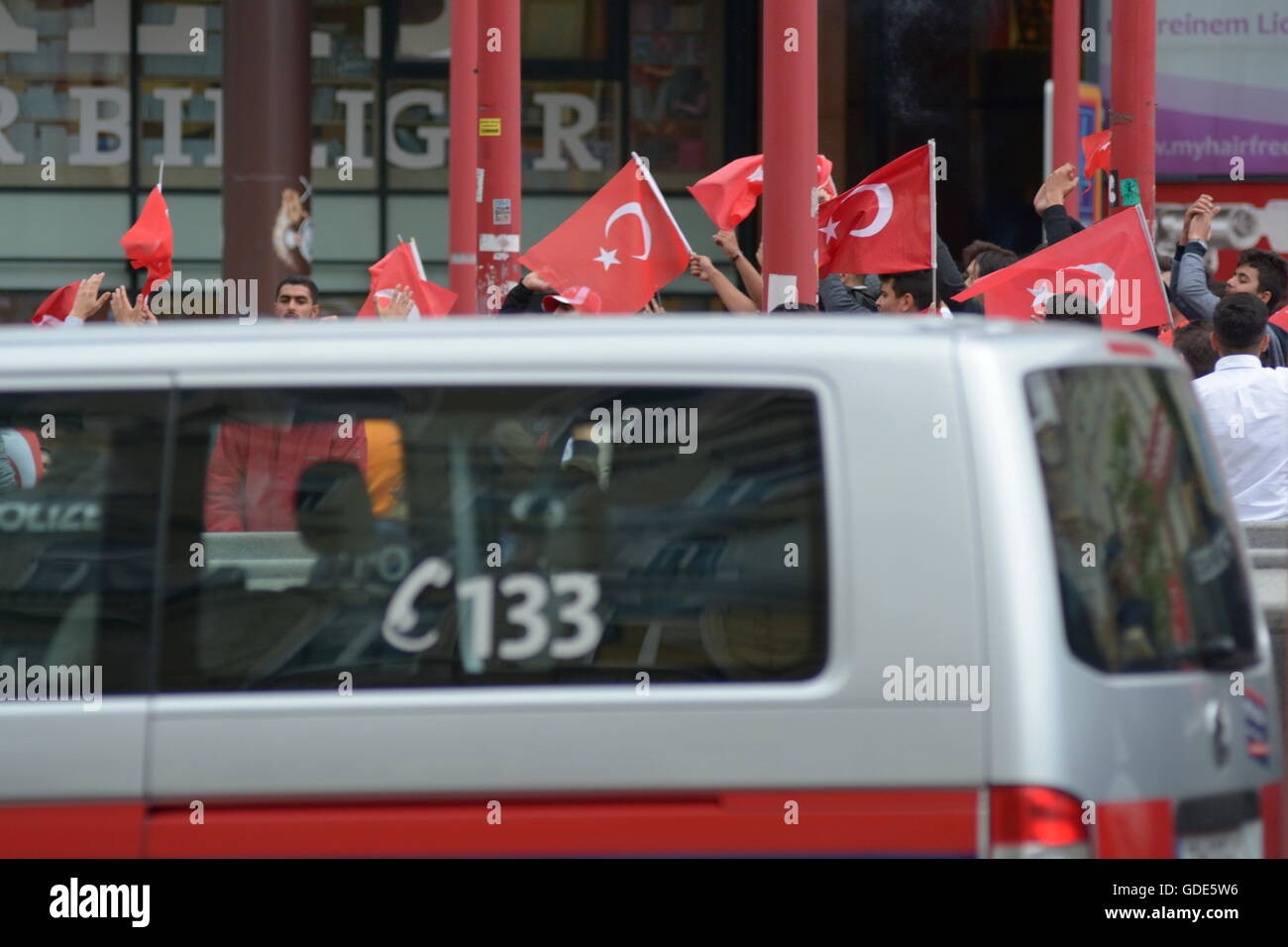 Vienne, Autriche. Juillet 16th, 2016. Les partisans d'Erdogan en protestation contre la tentative de coup d'État de Vienne la nuit dernière. Credit : Franz Perc/Alamy Live News Banque D'Images