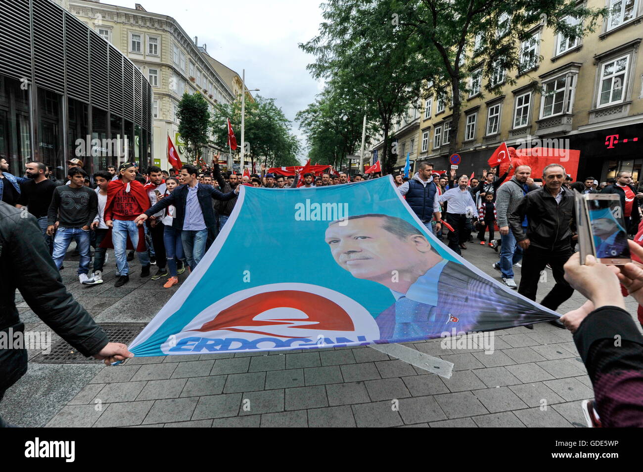 Vienne, Autriche. Juillet 16th, 2016. Les partisans d'Erdogan en protestation contre la tentative de coup d'État de Vienne la nuit dernière. Credit : Franz Perc/Alamy Live News Banque D'Images