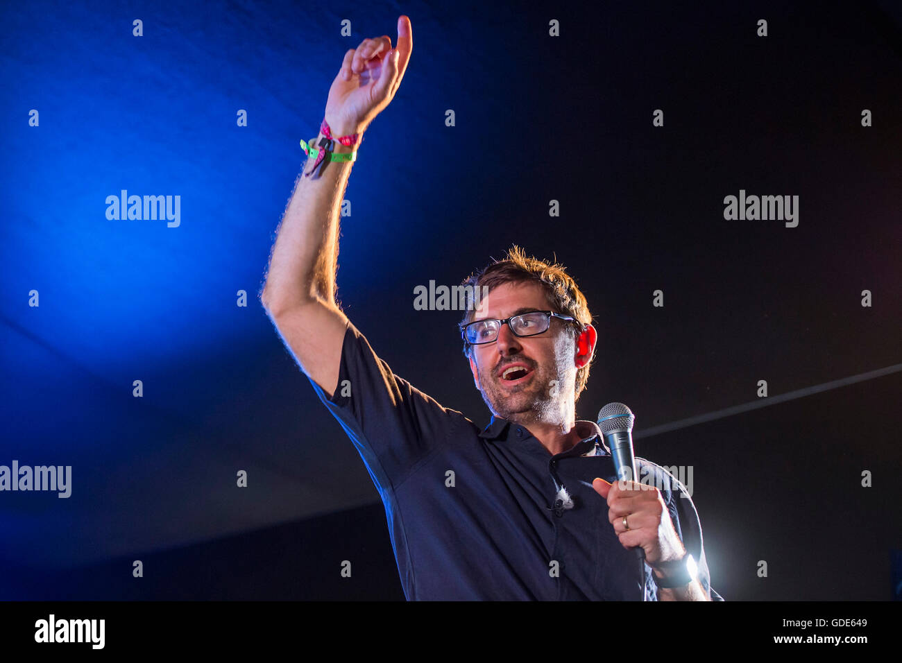 Henham Park, Suffolk, UK. 16 juillet, 2016. Adam Buxton en conversation avec Louis Theroux (photo) en et extrêmement emballé et sex tente - La Latitude 2016 Festival, Henham Park, dans le Suffolk. Crédit : Guy Bell/Alamy Live News Banque D'Images