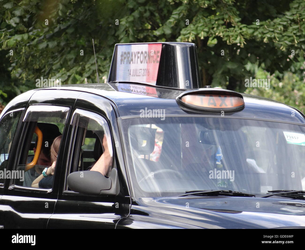 Londres, Royaume-Uni. 16 juillet, 2016. London taxi tops illuminé avec les couleurs du drapeau français et de paroles priez pour Nice dans la solidarité du 14 juillet attentat Crédit : Nastia M/Alamy Live News Banque D'Images