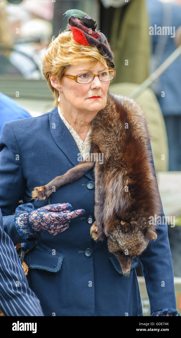 Woodhall Spa, Lincolnshire, Royaume-Uni. 16 juillet, 2016. La cinquième conférence annuelle de Woodhall Spa 1940 Festival attire 20 000 visiteurs durant le week-end, qui célèbre le meilleur de la vie sur le front de l'intérieur britannique de la Seconde Guerre mondiale dans les années 40. Après une ouverture de Service du souvenir dans l'église du village, Cour le jour s'est déroulé avec les épouses de militaires Choir et 1940 interprètes ainsi qu'une guerre mondiale deux groupe de reconstitution 'digging in' et vivant dans les bois pour le week-end. Crédit : Matt Limb/Alamy Live News Banque D'Images