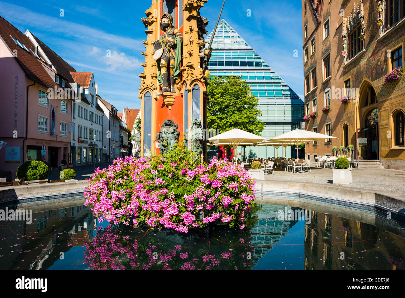 Panier de poissons ou Syrlinbrunnen,marché bien près de l'hôtel de ville,monument et la plus ancienne,bien,aînée d'Ulm,bibliothèque centrale et Banque D'Images