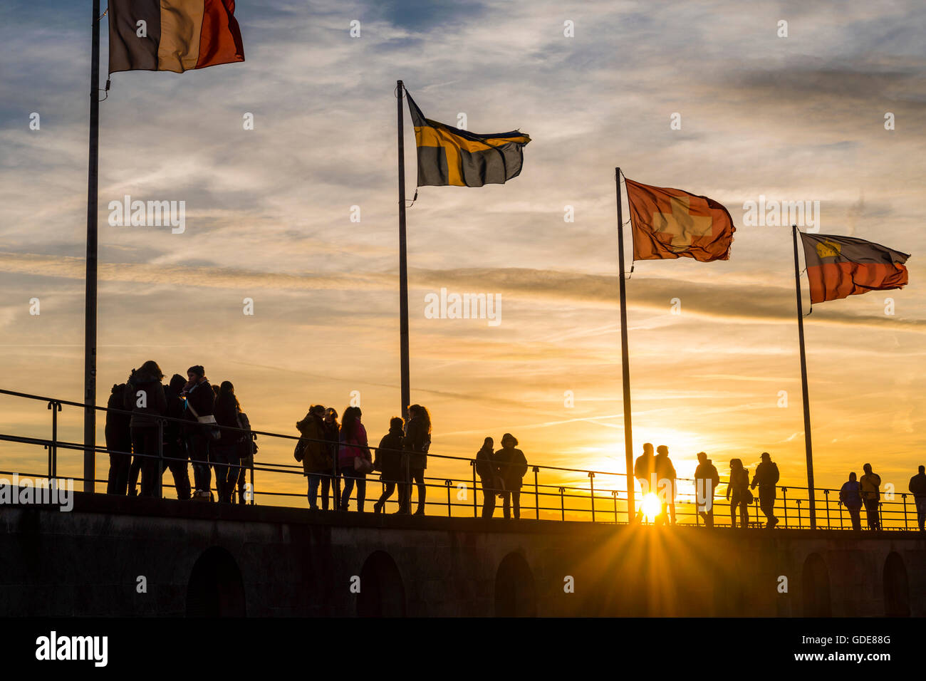 Les gens silhouettes,drapeaux,port,,port,à Lindau,Allemagne,europe,Bavarois Banque D'Images