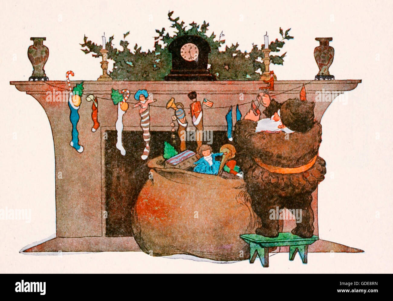 Bas farce Santa qui sont accrochés par la cheminée avec soin Banque D'Images