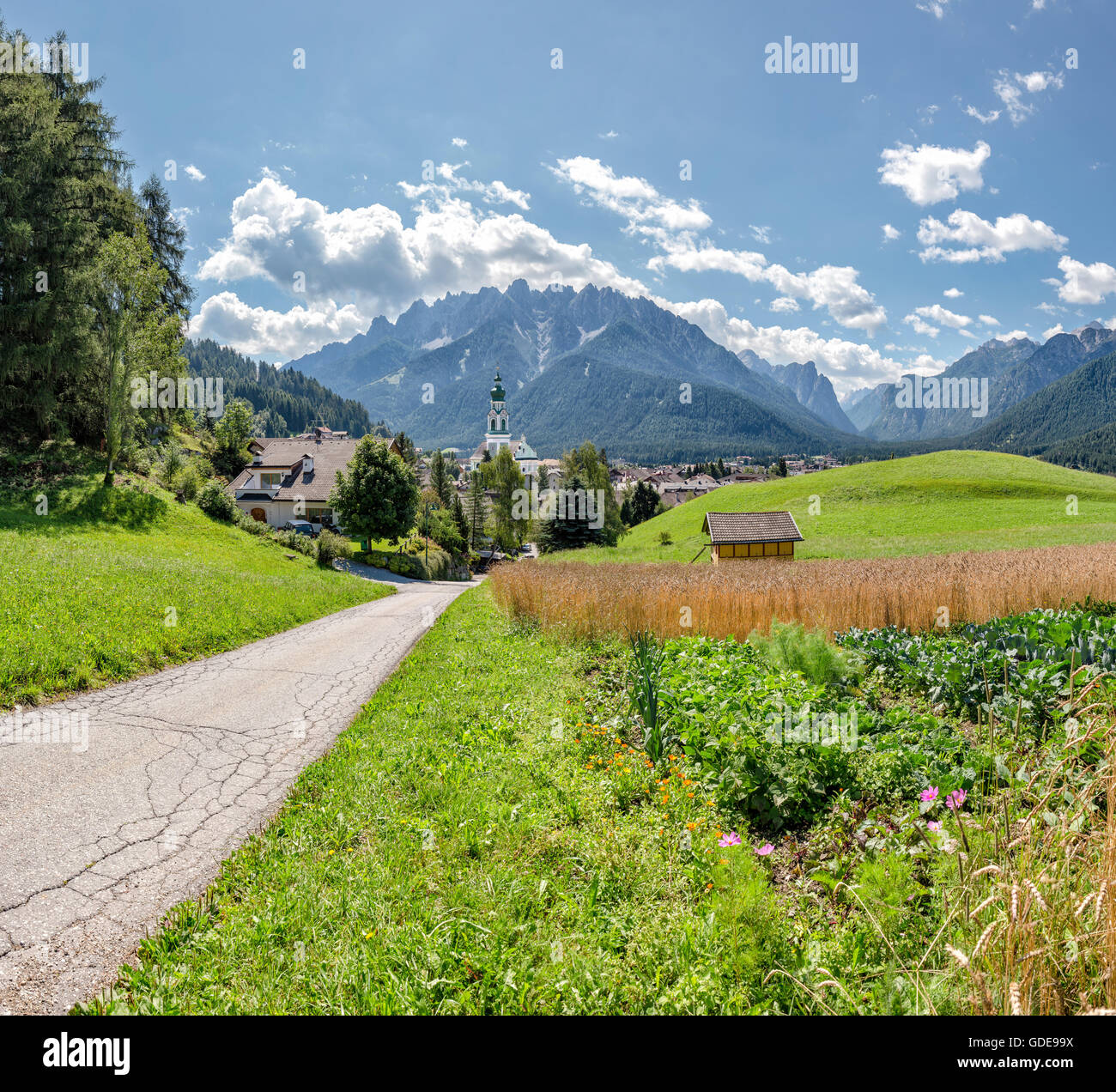 Dobbiaco Dobbiaco,Chalet,Italie,et,à l'église vue montagne Birkenkofel,Croda dei Heimat & Ursprunghotel Bierquelle Banque D'Images