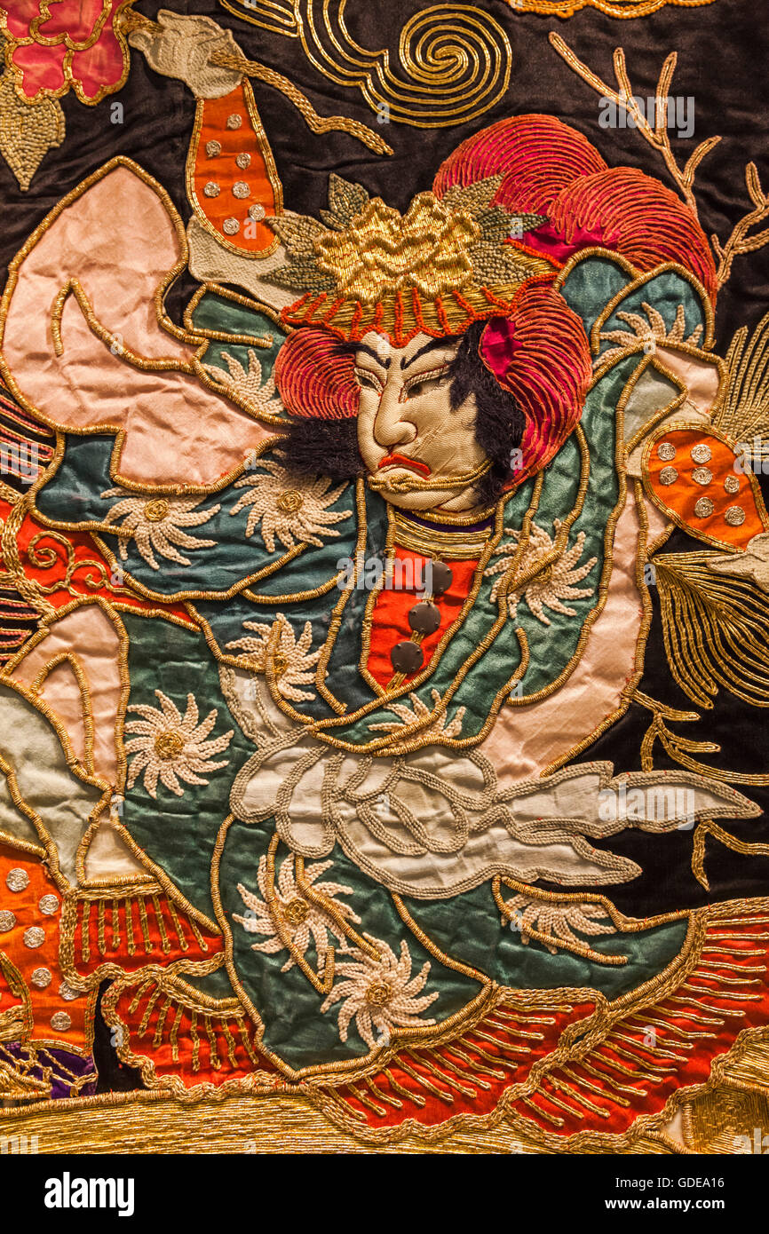 L'Angleterre, Londres, Kensington, Victoria and Albert Museum aka V&A, le Japon Prix,affichage d'un Kimono décoré de personnages extérieurs Banque D'Images