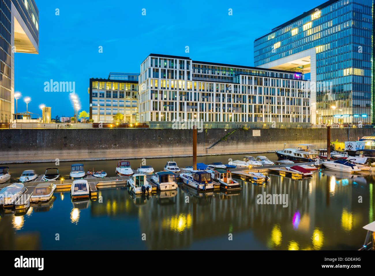 Port de plaisance,maisons,grue,Rheinauhafen Cologne, Rhénanie du Nord-Westphalie,Allemagne,en Europe Banque D'Images