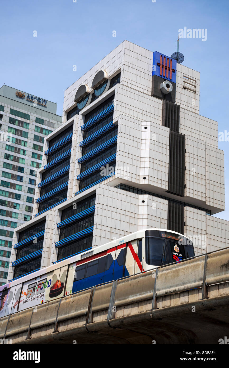 L'United Overseas Bank, aussi appelé le 'robot building', Bangkok, Thaïlande  Photo Stock - Alamy