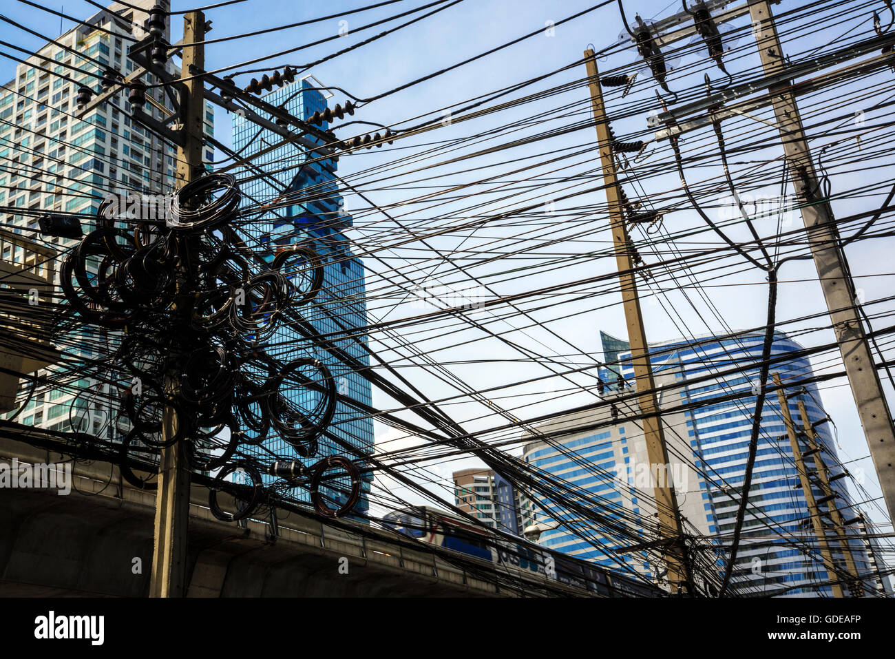 Câbles électriques malpropre, Bangkok, Thaïlande. Banque D'Images