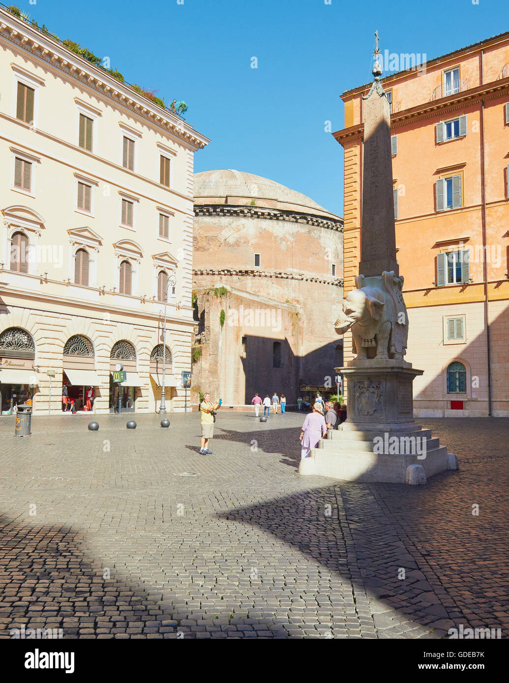 En elephant sculpture de Bernini 1667 et l'obélisque de la Piazza Della Minerva Rome Lazio Italie Europe Banque D'Images