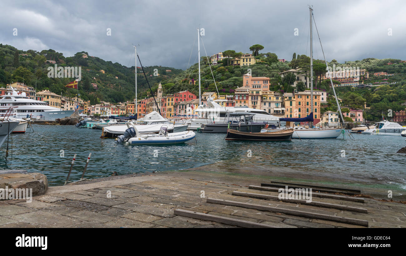 Portofino, est un village de pêcheurs, province de Gênes, en Italie. Un lieu de villégiature avec un port pittoresque et avec la célébrité Banque D'Images
