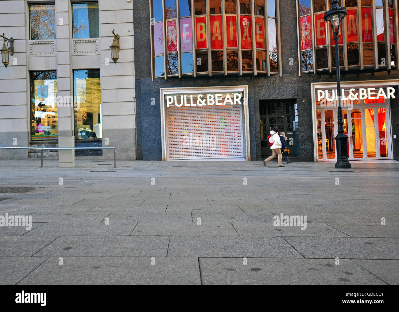 Barcelone, Espagne - 17 janvier : Pull and Bear magasin dans la rue de la  ville de Barcelone le 17 janvier 2015. Barcelone est la capitale Photo  Stock - Alamy