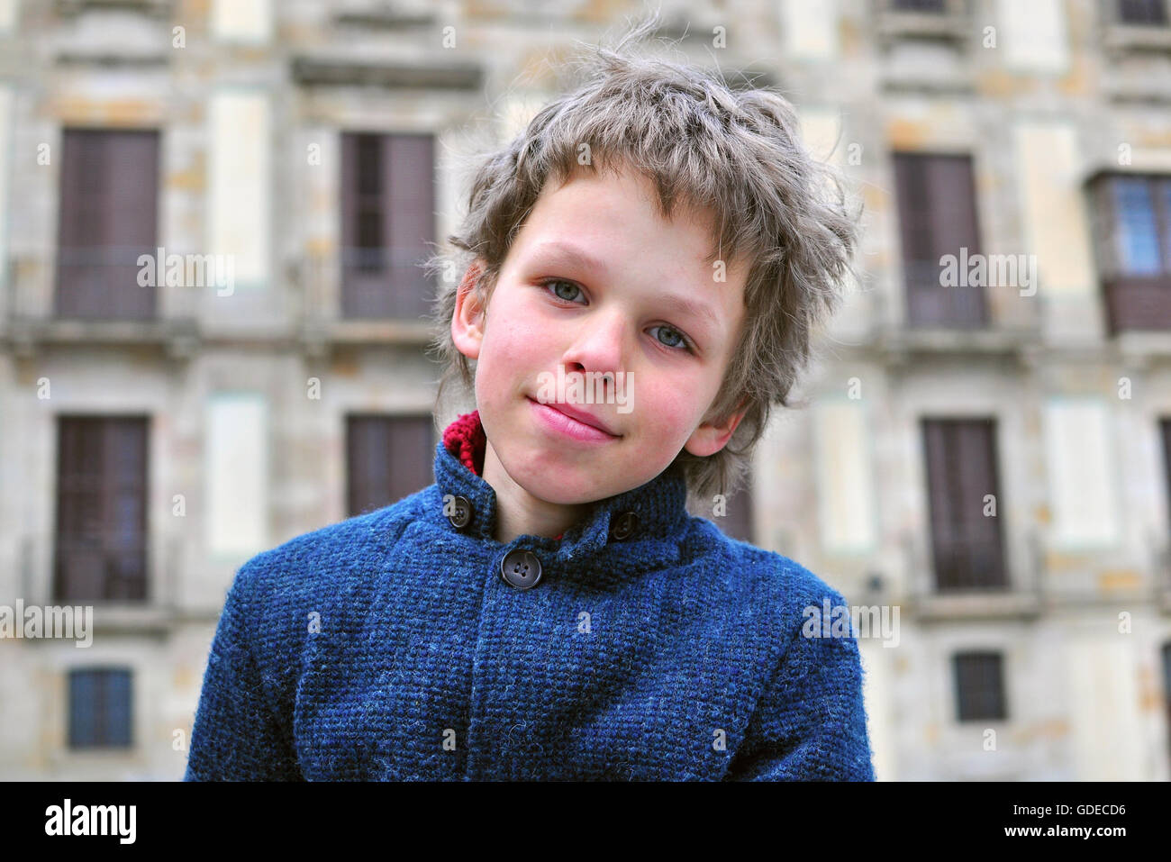 Portrait d'un garçon intelligent sur l'arrière-plan de la ville Banque D'Images