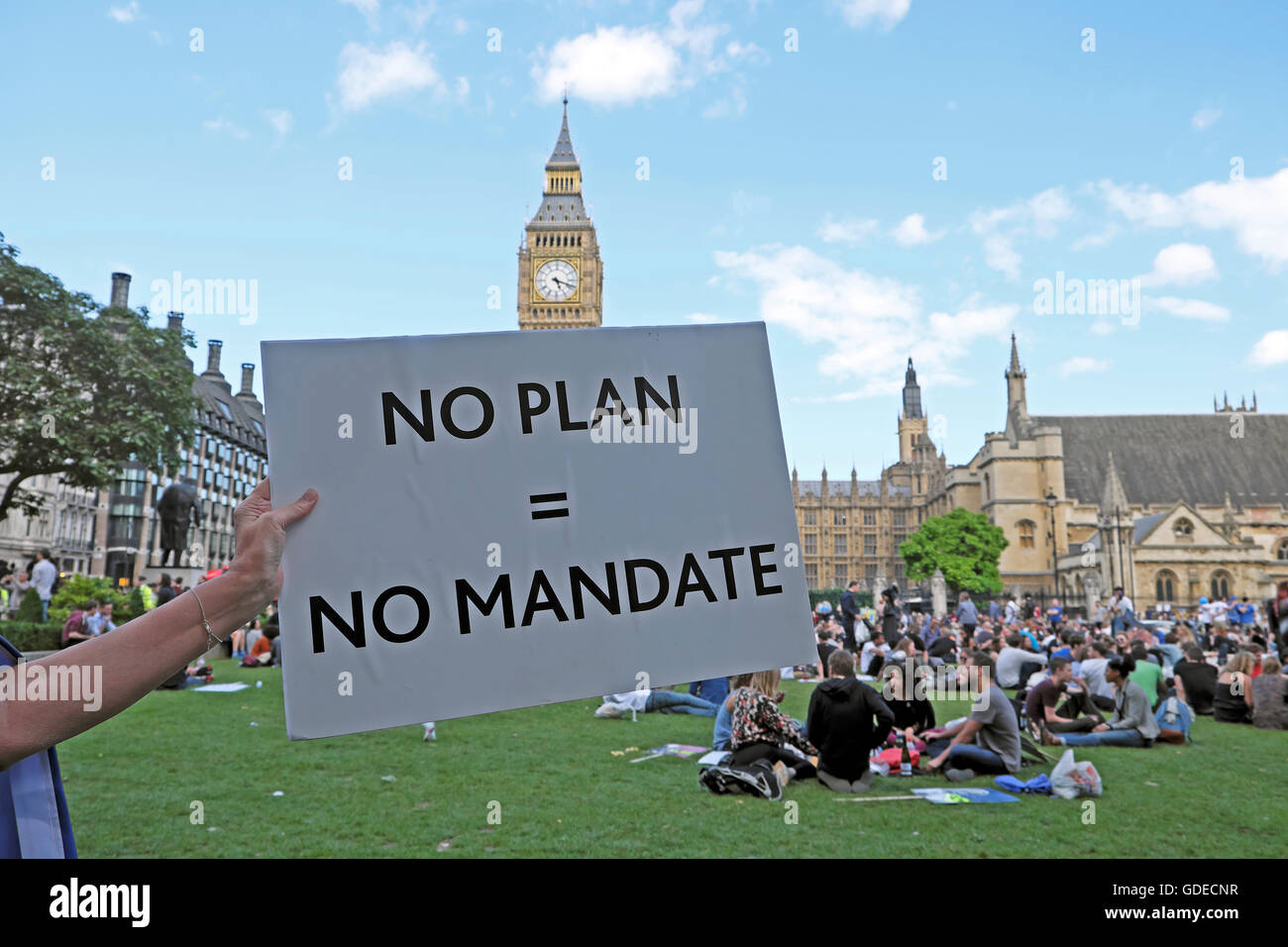 L'électeur reste tient des "pas de plan pas de mandat' signe de protestation au Brexit en place du Parlement, Londres UK 2 juillet 2016 KATHY DEWITT Banque D'Images