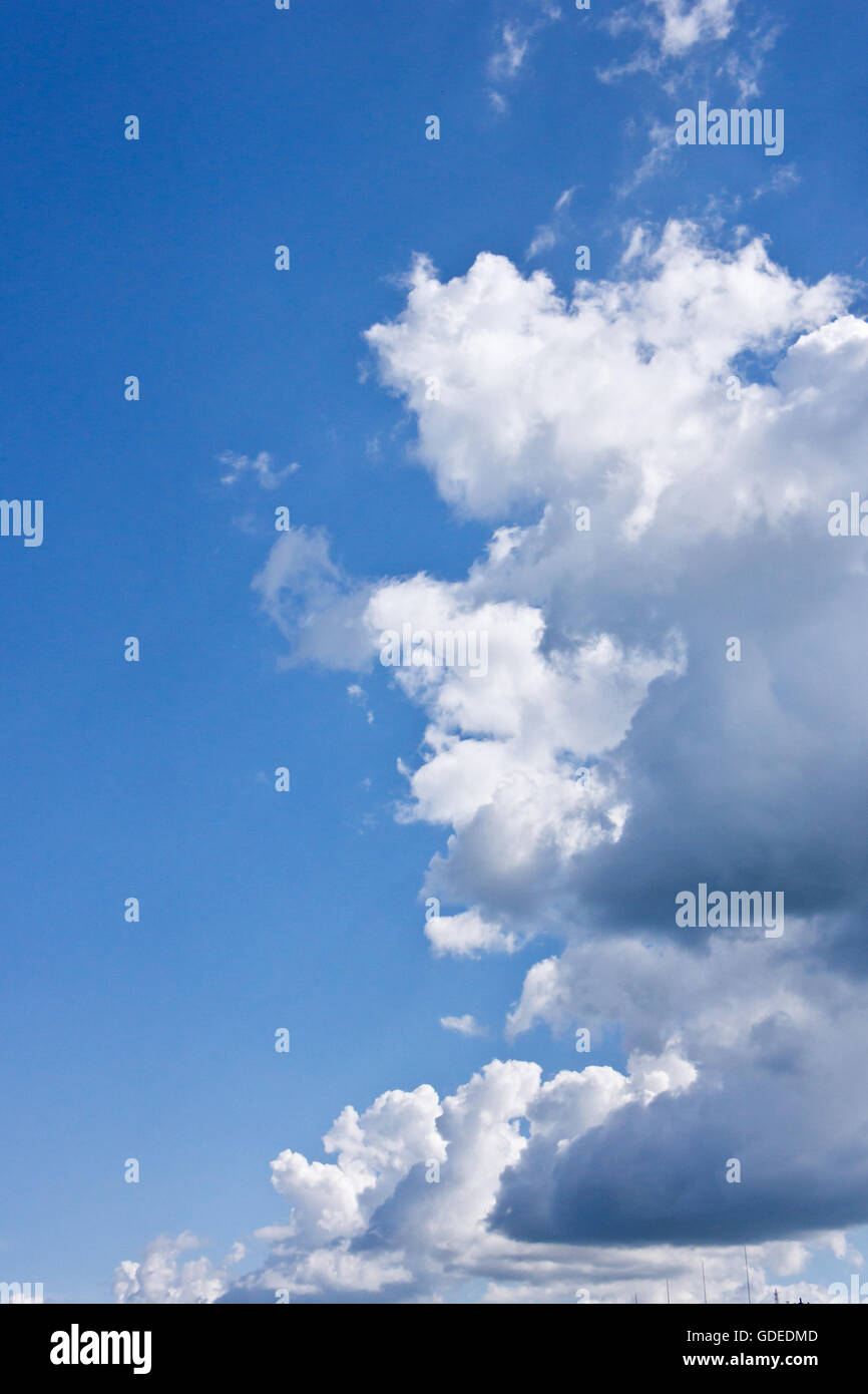 Ciel bleu et nuages blancs Banque D'Images