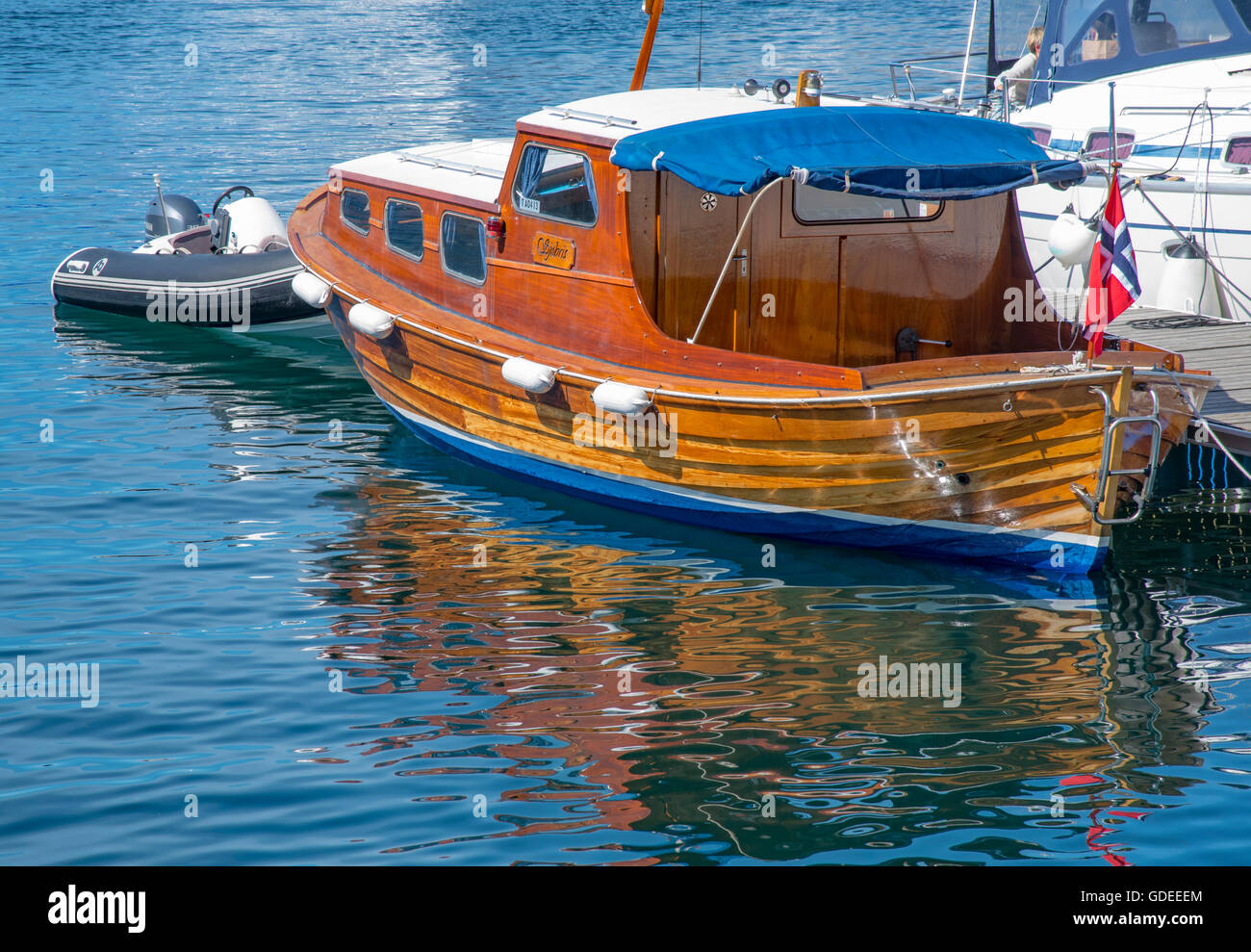 Vieux bateau en bois colorés amarrés dans le canal Brosundet. Alesund, Norvège, More og Romsda Europeanl, Scandinavie, Banque D'Images