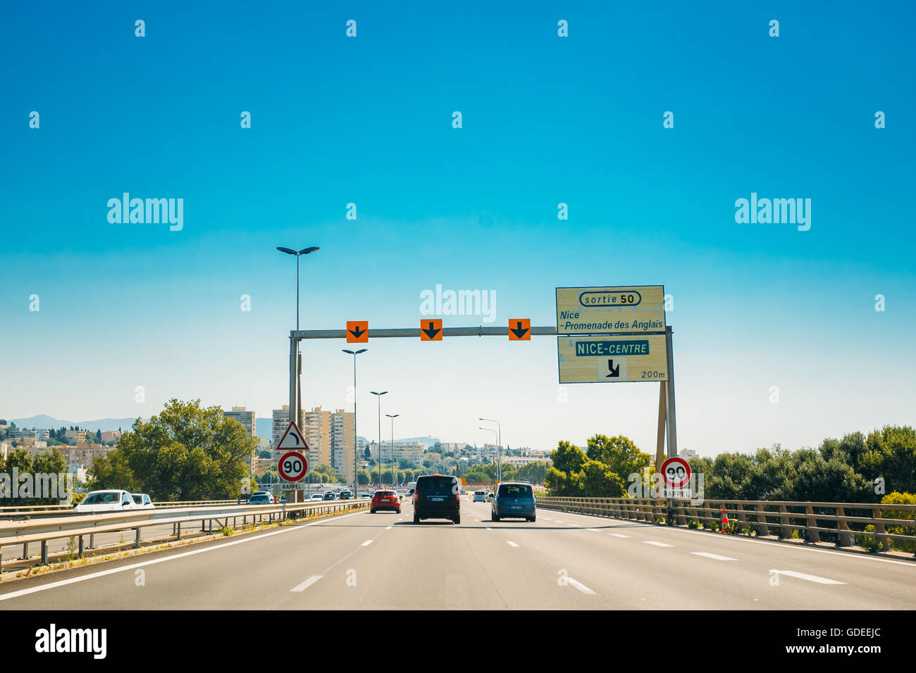 Nice, France - 28 juin 2015 : la circulation des véhicules sur autoroute, l'autoroute A8 près de Nice, France Banque D'Images