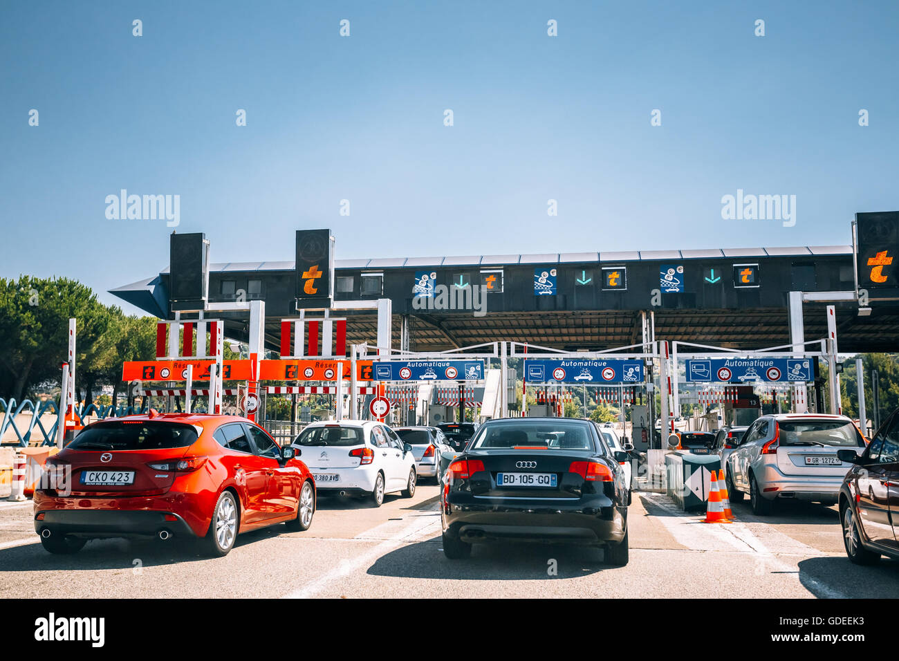 Nice, France - 28 juin 2015 : voitures passant par le point de l'autoroute à péage, la station de péage, Banque D'Images