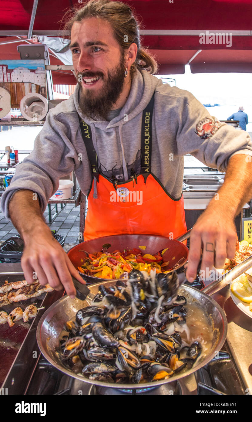 Pêcheur heureux préparation cuire les moules fraîches à partir de la mer au célèbre Marché aux poissons de Bergen, Bergen, Norvège, Rogaland, Scandinavie Banque D'Images