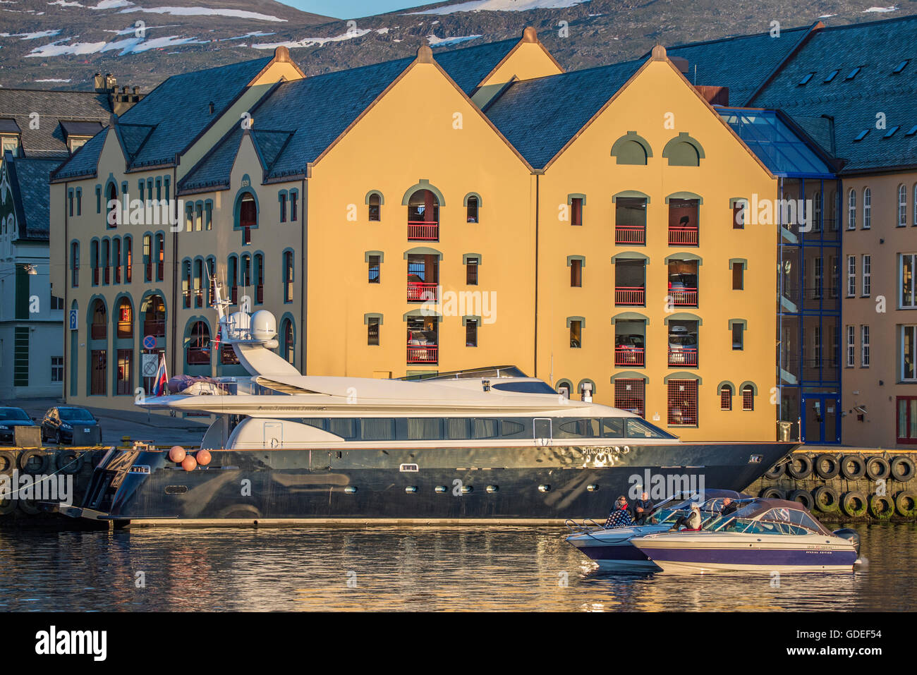 Croisière en bateau sur le canal des prélats. Mega Yaght amarré à côté de l'hôtel. Alesund, Norvège, More og Ramsdal, Norvège, Scandinavie Banque D'Images