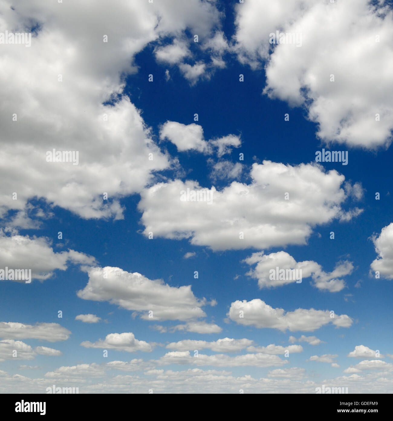 Les nuages blancs sur le ciel bleu Banque D'Images