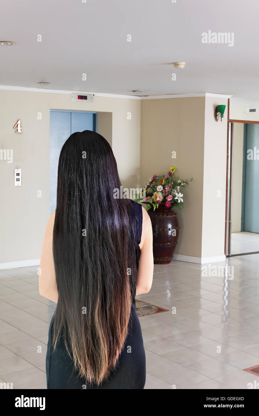L'arrière ou rares voir noir et couleur de cheveux longs à sec ascenseur  d'attente des femmes Photo Stock - Alamy