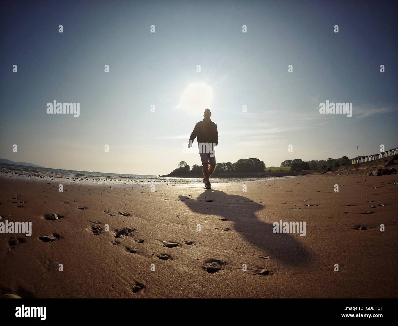 Silhouette of man running on beach Banque D'Images