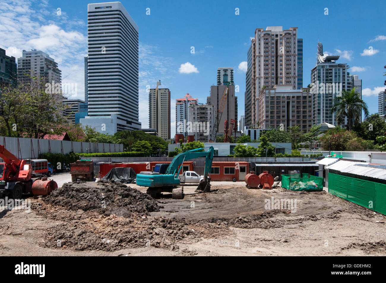 Sur les toits de la ville et du site de construction, Bangkok, Thaïlande Banque D'Images