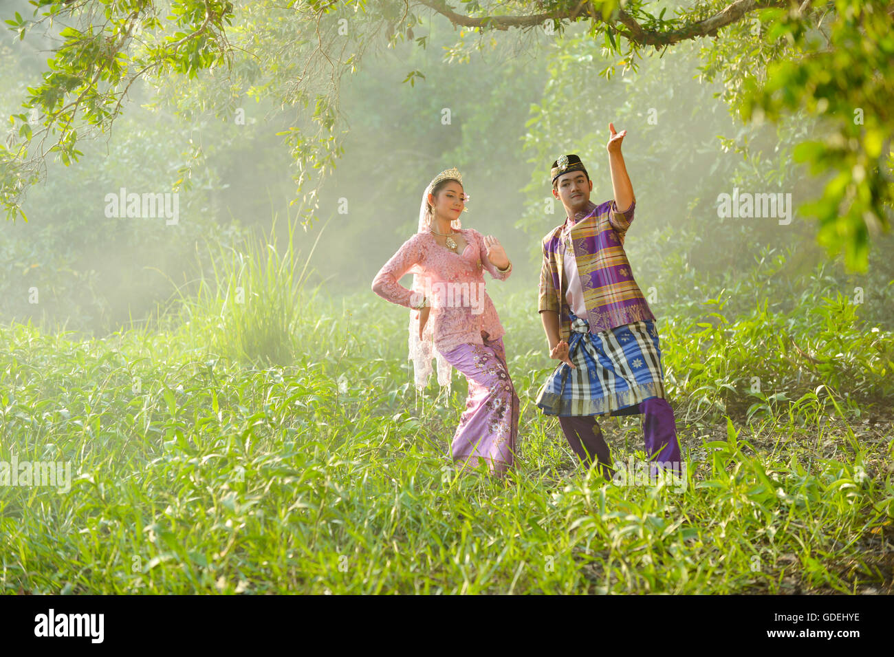 L'homme et la femme en costume traditionnel de la danse, de l'Asie Banque D'Images