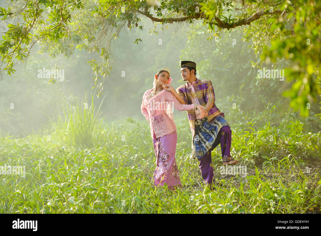 L'homme et la femme en costume traditionnel se tenant la main, en Asie Banque D'Images