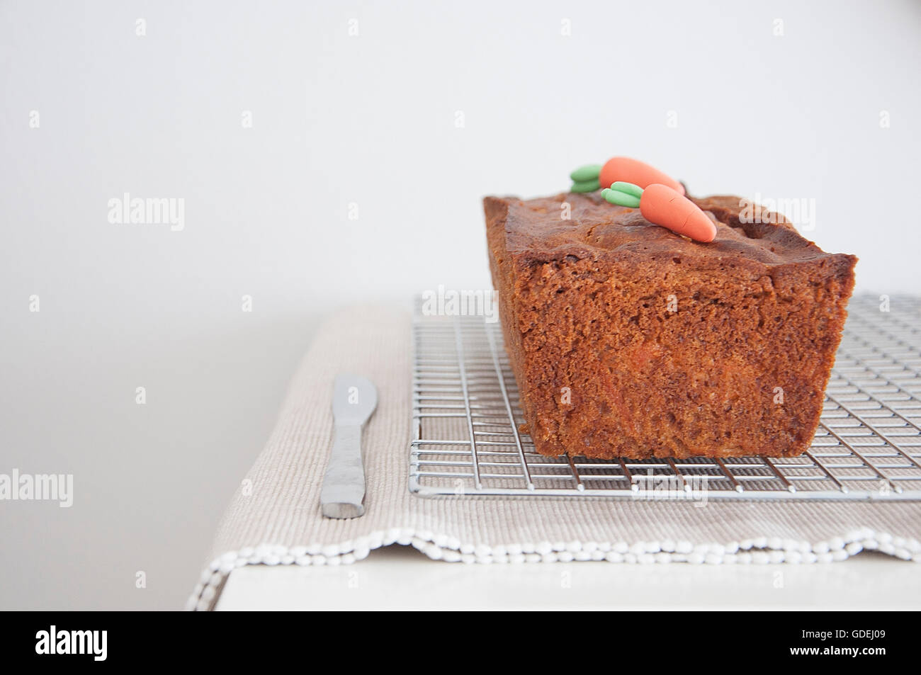 Le gâteau aux carottes sur rack de refroidissement du métal Banque D'Images