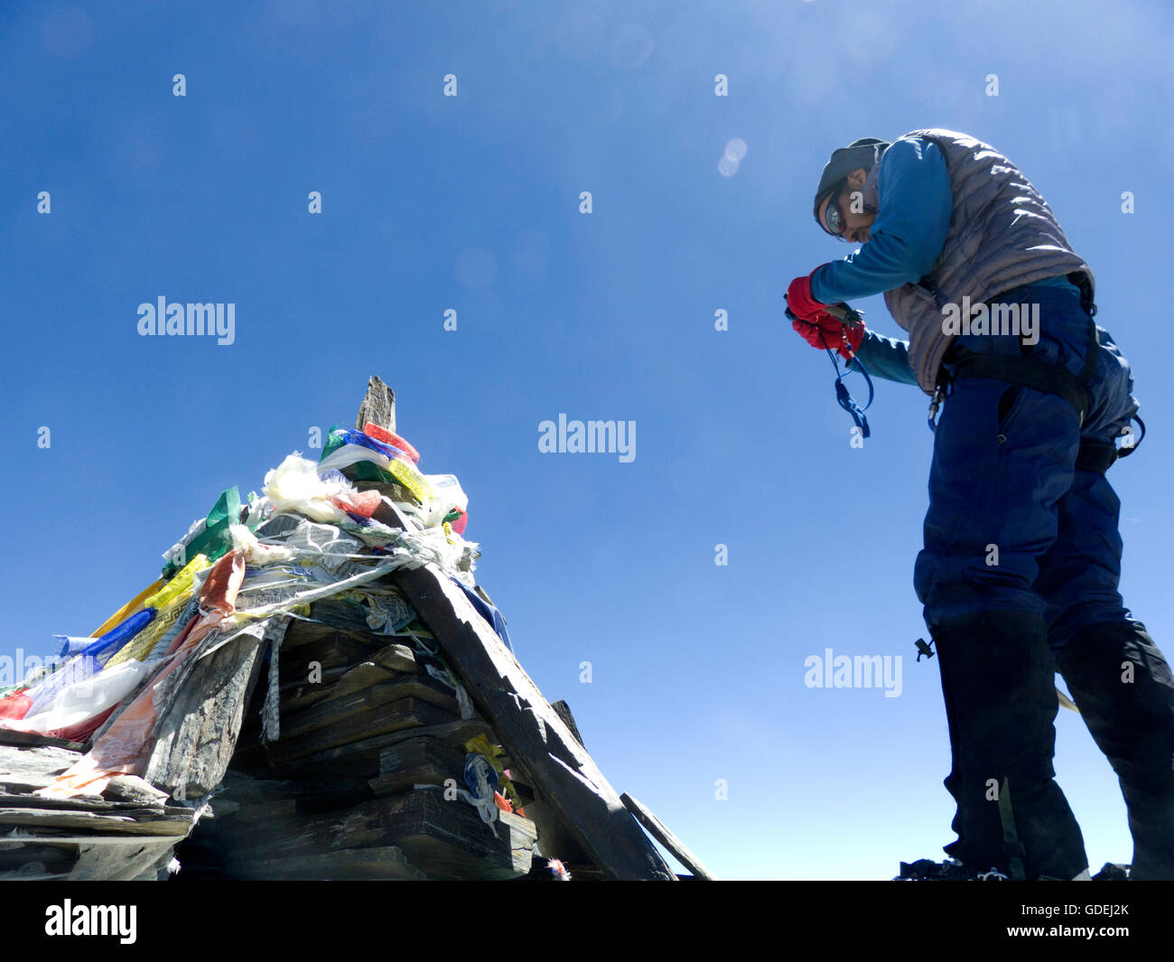 Man photographing drapeaux de prières au sommet d'Kangaytse dans Himalaya, Ladakh, Inde Banque D'Images