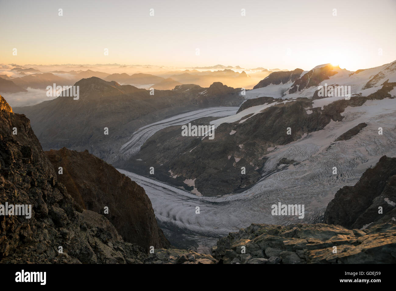Lever du soleil sur les Alpes au-dessus du glacier d'Aletsch, Grisons, Suisse Banque D'Images
