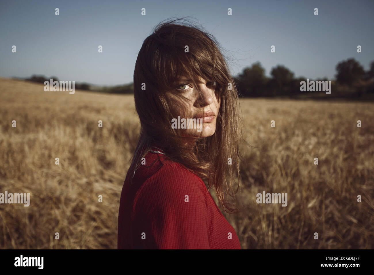 Portrait of a young woman standing in field Banque D'Images