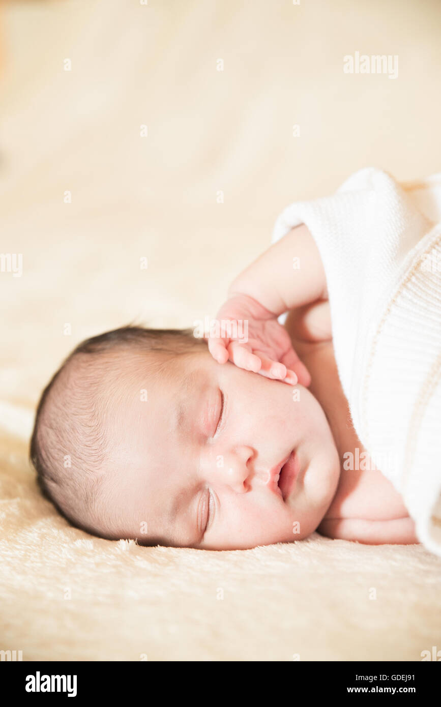 Bébé nouveau-né garçon endormi Banque D'Images