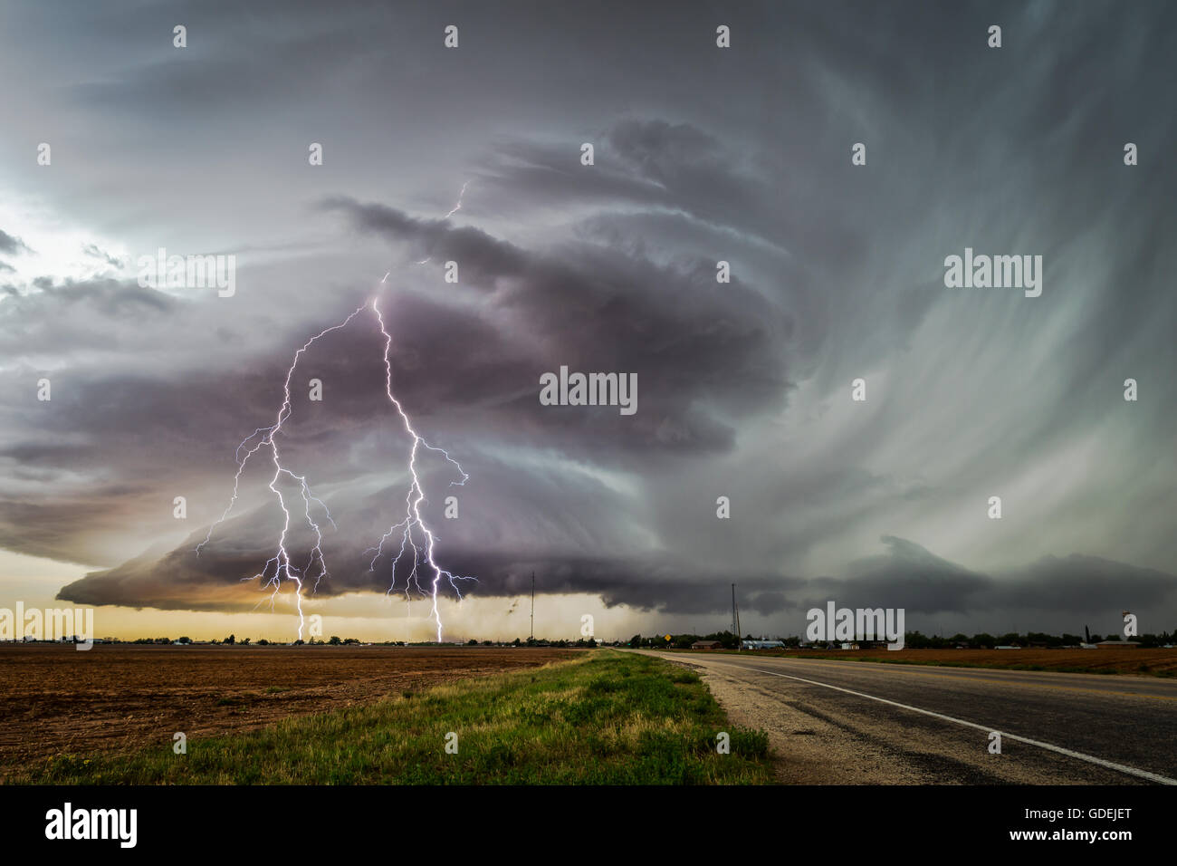 SuperCell orage foudre frappe près de Lamesa, Texas, Etats-Unis Banque D'Images