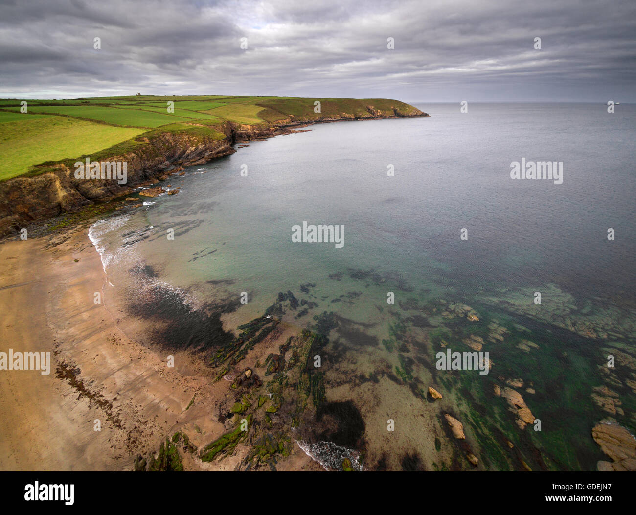 Vue aérienne de littoral, Rocky Bay, comté de Cork, Irlande Banque D'Images