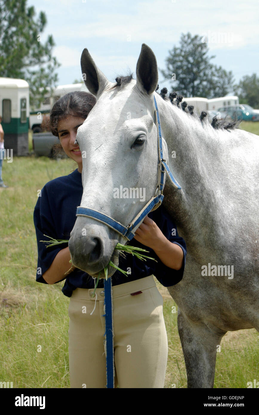 Teenage Girl standing avec son cheval au concours de saut Banque D'Images