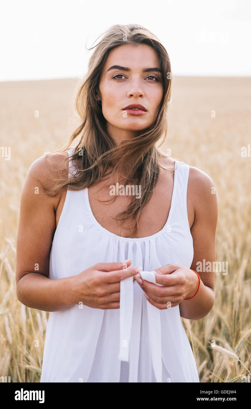 Portrait of a woman standing in wheat field Banque D'Images