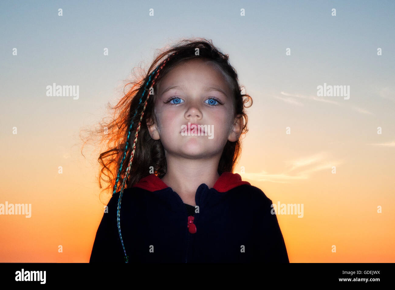 Portrait d'une belle fille à l'extérieur au coucher du soleil Banque D'Images