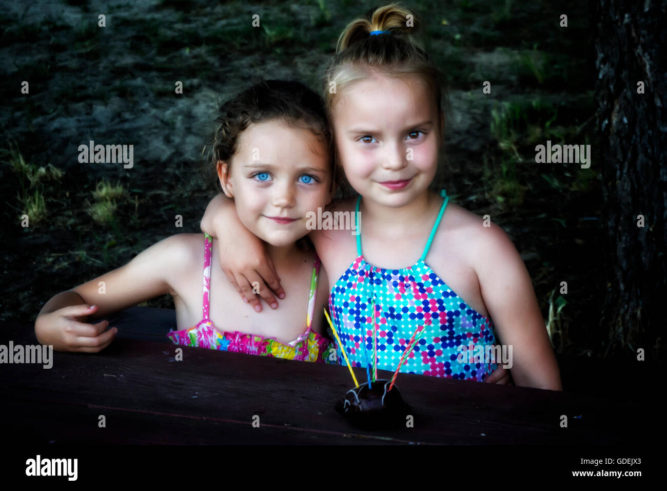 Portrait de deux filles avec un gâteau d'anniversaire Banque D'Images