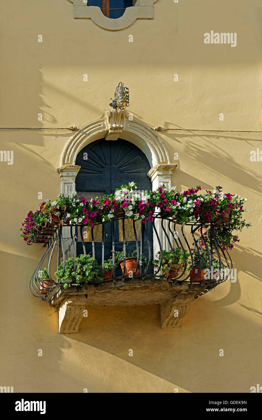 Façade de maison,fleurs,balcon,typique Banque D'Images